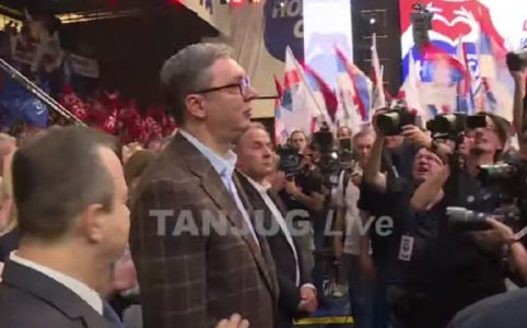 (UŽIVO) Predsednik Vučić pozdravljen aplauzom i skandiranjem: Počeo predizborni skup “Aleksandar Vučić – Novi Sad sutra” (VIDEO)