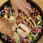 Iznenađujuće dobra kombinacija: Probajte salatu sa piletinom, feta sirom i jagodama (RECEPT)