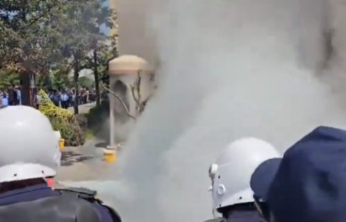 Haos u Tirani: Eksplozije na ulazu u skupštinu, bačeni molotovljevi kokteli na policajce (VIDEO)