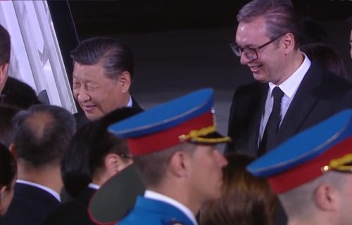 Velelepni doček za predsednika Kine: Si Đinping stigao u Beograd, dočekao ga predsednik Vučić