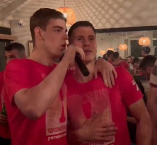 Zvezdini igrači slavili do duboko u noć: Teodosiću u jednom trenutku skandirao ceo restoran (VIDEO)