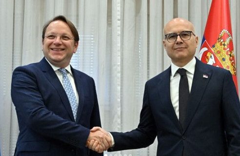 "Današnje odluke oblikuju narednih pet godina": Premijer Vučević se sastao sa Varheljijem (FOTO)