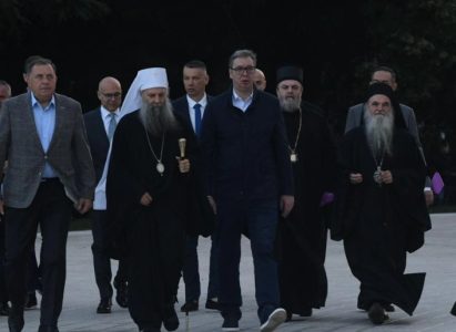 “Mnogo je laži, ali je istina jedna i večna”: Patrijarh blagoslovio Vučića pred put u Njujork (FOTO)