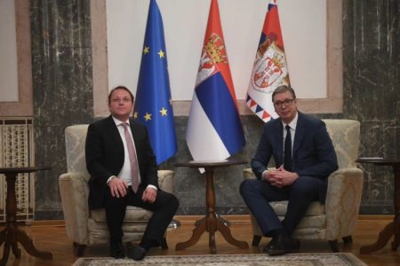 “Vrlo dobar razgovor”: Predsednik Vučić se sastao sa komesarom EU Varhejijem