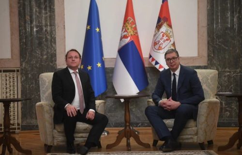 "Vrlo dobar razgovor": Predsednik Vučić se sastao sa komesarom EU Varhejijem
