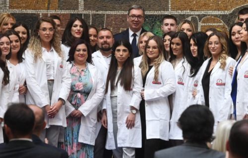 Vučić na ceremoniji uručivanja ugovora o radu mladim lekarima: "Stub opstanka Srbije je u zdravstvu" (VIDEO)