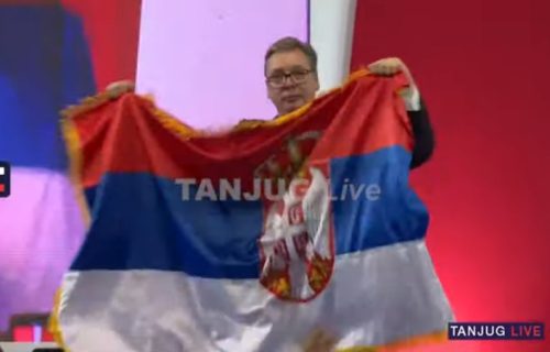 Predsednik na skupu liste "Aleksandar Vučić-Beograd sutra": Mnogo novca je uloženo da nam sruše zemlju, a naše je da kažemo da je ne damo (VIDEO)