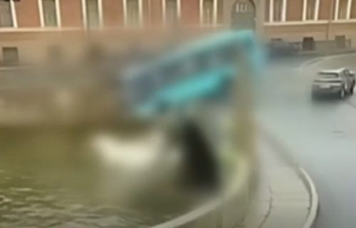 Tragedija u Sankt Peterburgu: Stravičan snimak pada autobusa sa mosta u reku, najmanje sedam poginulih (VIDEO)