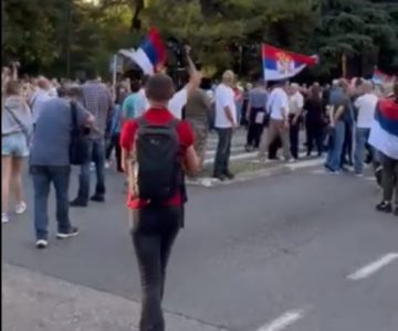 Protest u Podgorici zbog rezolucije o Srebrenici, okupljeni skandiraju IZDAJA, skup obezbeđuje policija