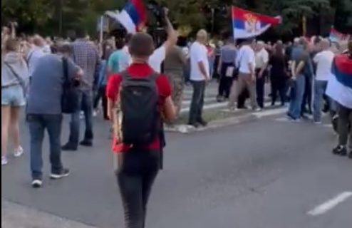 Protest u Podgorici zbog rezolucije o Srebrenici, okupljeni skandiraju IZDAJA, skup obezbeđuje policija