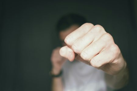 U Zemunu uhapšen muškarac pod sumnjom da je tukao ženu i pretio joj smrću
