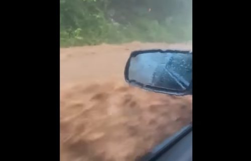 Drama kod Užica: Porodica sa detetom (2) zaglavljena na poplavljenom putu, vatrogasci reagovali munjevito (VIDEO)