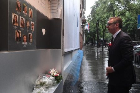 Godinu dana od tragedije koja je ostavila ožiljak: Vučić položio cveće u školi “Vladislav Ribnikar”