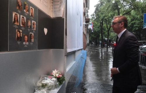 Godinu dana od tragedije koja je ostavila ožiljak: Vučić položio cveće u školi "Vladislav Ribnikar"