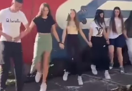 Snimak koji će vam otopiti dušu: Mladi iz KUD iz Priboja zaigrali kolo pored pruge  (VIDEO)