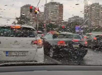 Vozač kabrioleta našao originalno rešenje na kiši, ljudi gledaju i ne veruju (VIDEO)