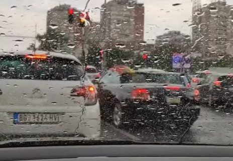 Vozač kabrioleta našao originalno rešenje na kiši, ljudi gledaju i ne veruju (VIDEO)