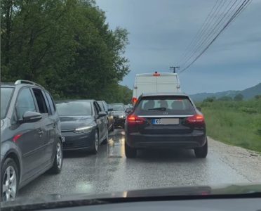 Nevreme izazvalo kolaps na putu od Požege do Čačka, pao dalekovod formirala se kolona (VIDEO)