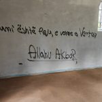 Oskrnavljena pravoslavna crkva Svete Trojice kod Peći: Zidovi ispisani grafitima verske mržnje