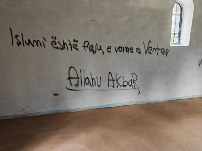 Oskrnavljena pravoslavna crkva Svete Trojice kod Peći: Zidovi ispisani grafitima verske mržnje