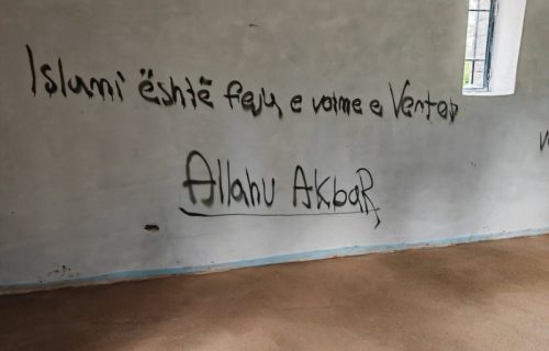 Oskrnavljena pravoslavna crkva Svete Trojice kod Peći: Zidovi ispisani grafitima verske mržnje