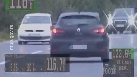 S probnom vozačkom dozvolom devojka (18) divljala po putu (VIDEO)