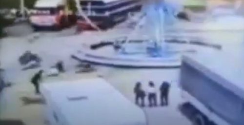 Strašno: Snimak trenutka kada pada ringišpil u Kuršumliji (VIDEO)