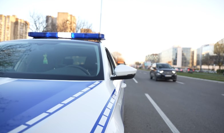 Nesreća u Nišu: Delovi automobila rasuti po putu (VIDEO)