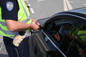 Pijana upala u šahtu bežeći od policije: Bizarna jurnjava u Nišu tokom alkotesta