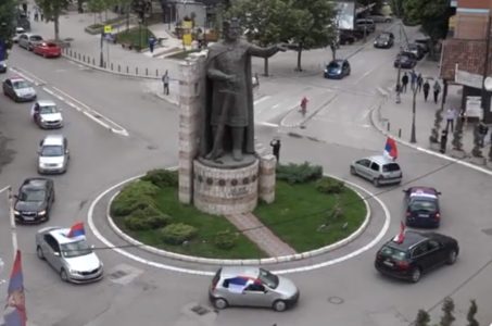 Kolone vozila sa srpskim trobojkama u Severnoj Mitrovici, Beogradu, Novom Sadu (VIDEO)