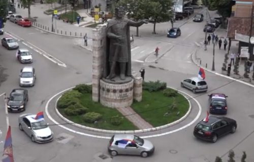Kolone vozila sa srpskim trobojkama u Severnoj Mitrovici (VIDEO)