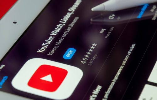 Samo počnite da pevušite i You Tube Music će vam reći sve detalje u vezi te pesme