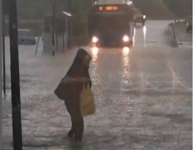 Jako nevreme se obrušilo na Srbiju, ulice poplavljene, saobraćaj usporen (VIDEO)