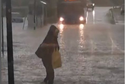 Jako nevreme se obrušilo na Srbiju, ulice poplavljene, saobraćaj usporen (VIDEO)