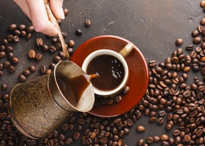 Skuvajte kafu s biberom, kažu da proizvodi “hormon sreće” (RECEPT)
