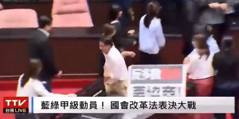 Tuča na sednici parlamenta Tajvana: Poslanik prišao stolu, oteo dokumenta pa nastao haos (VIDEO)