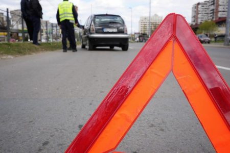 Za dlaku izbegnuta tragedija u Vranju: Automobilom naleteo na majku sa decom