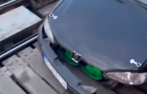 Pokušaj da na četiri točka izigrava tramvaj neslavno se završio i - blokirao saobraćaj na mostu (VIDEO)