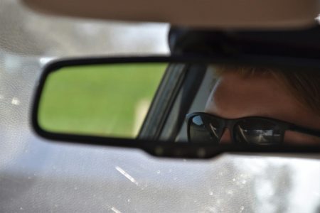 Ova navika neke vozače može da košta mnogo novca: Naočare za sunce mogu tokom vožnje, ali postoje uslovi
