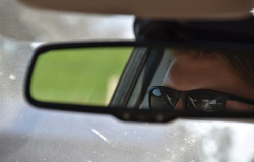 Ova navika neke vozače može da košta mnogo novca: Naočare za sunce mogu tokom vožnje, ali postoje uslovi