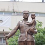 Kakva sramota u Inđiji: Vandali rasturili česmu kod spomenika Milunki Savić