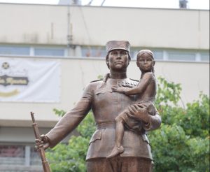 Kakva sramota u Inđiji: Vandali rasturili česmu kod spomenika Milunki Savić