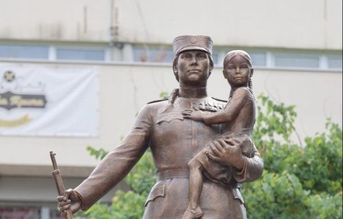 Kakva sramota u Inđiji: Vandali rasturili česmu kod spomenika Milunki Savić