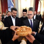 "Tradicija nam pomaže da budemo bolji i uspešniji": Šapić, Vučević i patrijarh Porfirije lomili slavski kolač (FOTO)