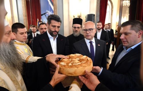 "Tradicija nam pomaže da budemo bolji i uspešniji": Šapić, Vučević i patrijarh Porfirije lomili slavski kolač (FOTO)