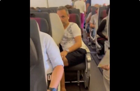 U avionu kao u sauni: Let iz Grčke se pretvorio u pravu noćnu moru (VIDEO)