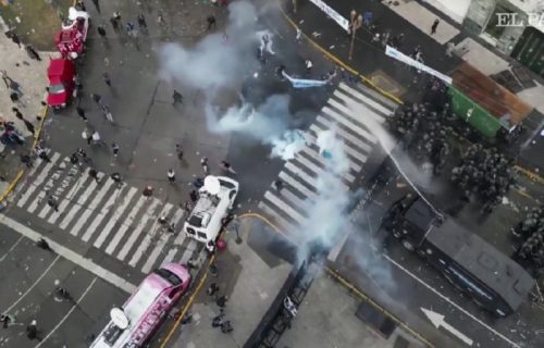 Vodeni topovi, Molotovljevi kokteli, suzavac i kamenice: Nasilne demonstracije na ulicama Buenos Ajresa (VIDEO)