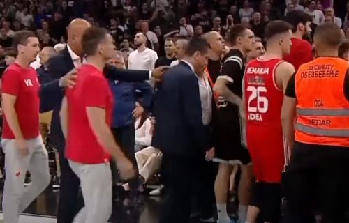 Prekid utakmice i dalje traje! Sudije traže pražnjenje tribina, Grobari uputili poruku igračima!