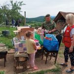Humanost na delu: Predstavnici Vojske Srbije uručili pakete pomoći meštanima udaljenih planinskih sela