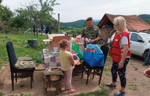 Humanost na delu: Predstavnici Vojske Srbije uručili pakete pomoći meštanima udaljenih planinskih sela